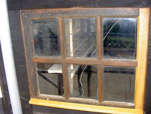 Aufarbeiten der historischen Fenster und Türen