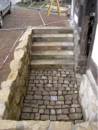 Erneuerung Eingangsbereich mit historischen Pflastersteinen